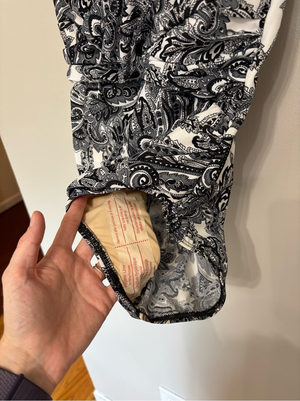 NWOT Miraclesuit Black and White Paisley Ruched One Piece Swimsuit - Size 12 - Picture 3 of 7